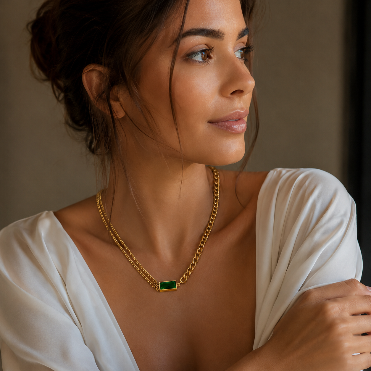 Colar Assimétrica Esmeralda Banhado a Ouro 18K