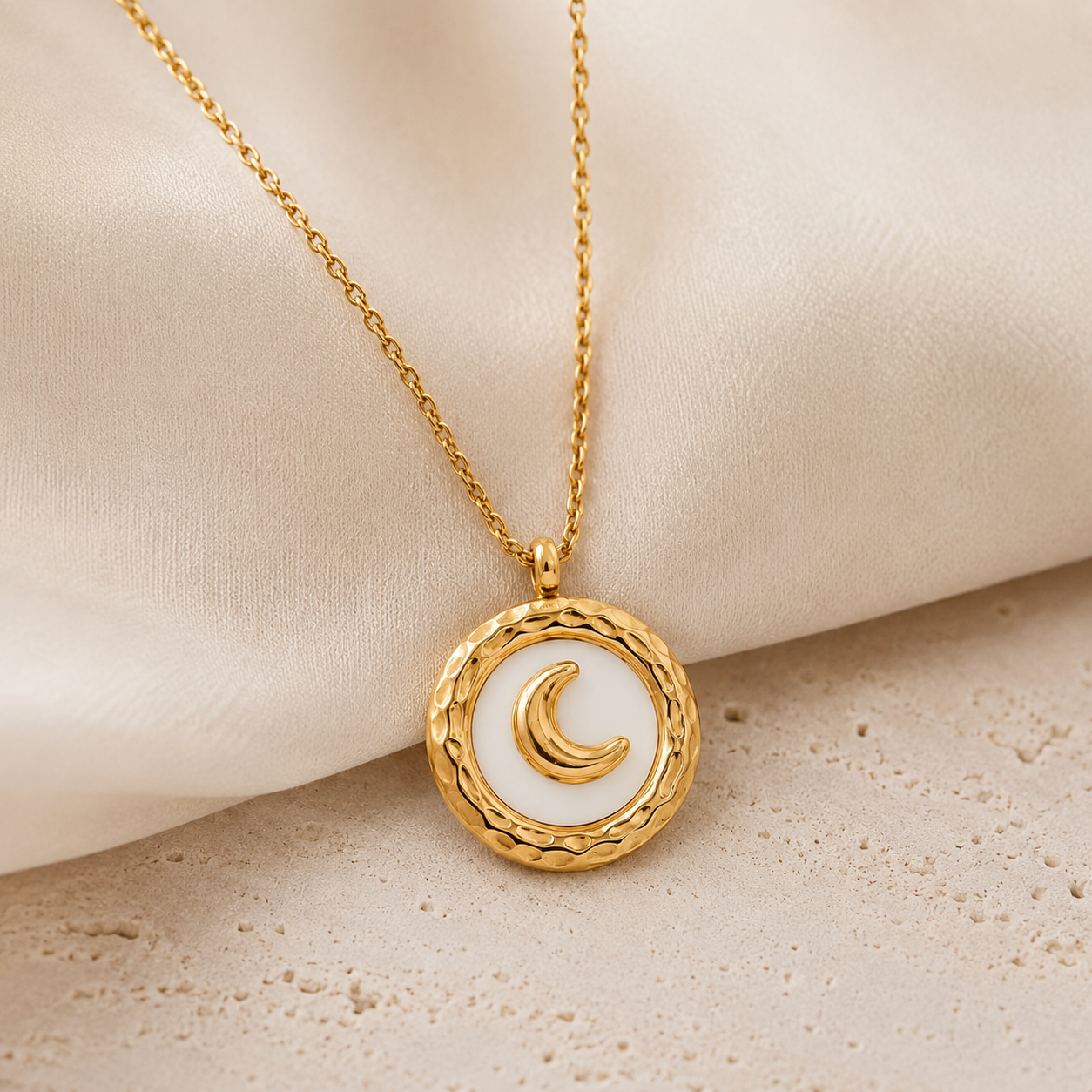 Colar com Pingente de Lua Banhado a Ouro 18K