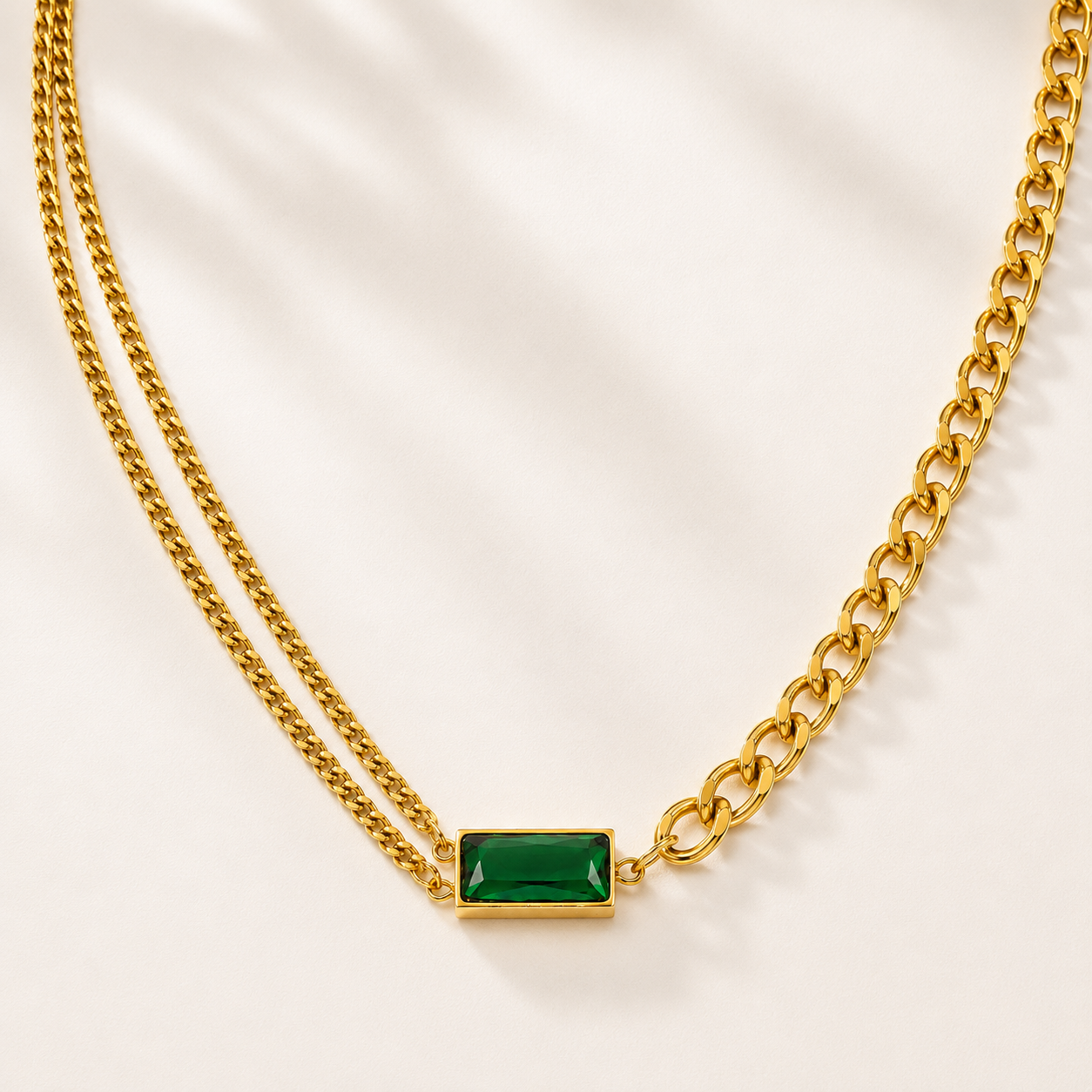 Colar Assimétrica Esmeralda Banhado a Ouro 18K