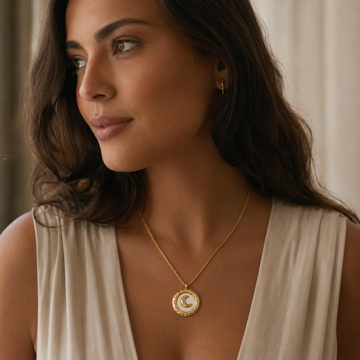 Colar com Pingente de Lua Banhado a Ouro 18K
