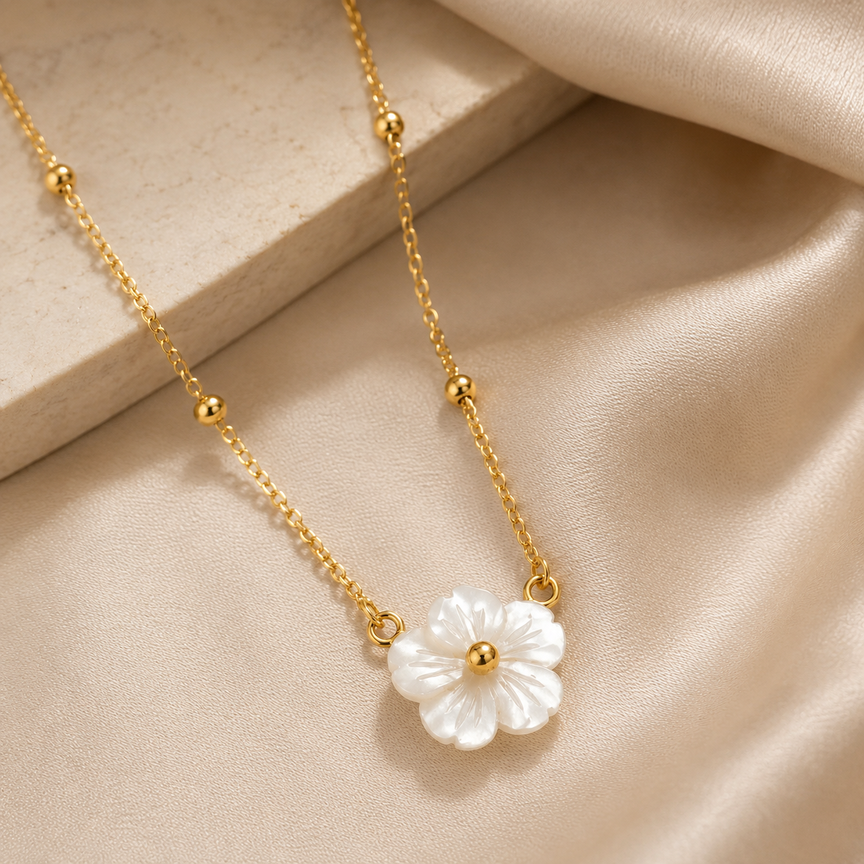Colar Flor de Pérola Banhado a Ouro 18K